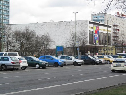 Die Stadtplanung der DDR machte die Karl-Marx-Allee (inklusive dem Alexanderplatz) bis zur Frankfurter Allee zum vorzeige Projekt der sozialistischen Architektur der 1960er Jahre. Mitlerweile wurden die Bauten überwiegend saniert und größtenteils unter Denkmalschutz gestellt. Neben dem Kosmos (welches Mitte 2005 als Kino geschlossen wurde) enstand in dreijähriger Bauzeit (1961 - 1963) das International vom Architekt Josef Kaiser. Am 15. November 1963 wurde das International als DEFA-Premierenkino mit dem sowjetischen Revolutionsdrama 'Optimistische Tragödie' feierlich eröffnet.